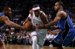 关于NBA西部榜首之争激烈，凯尔特人虐胜活塞的信息
