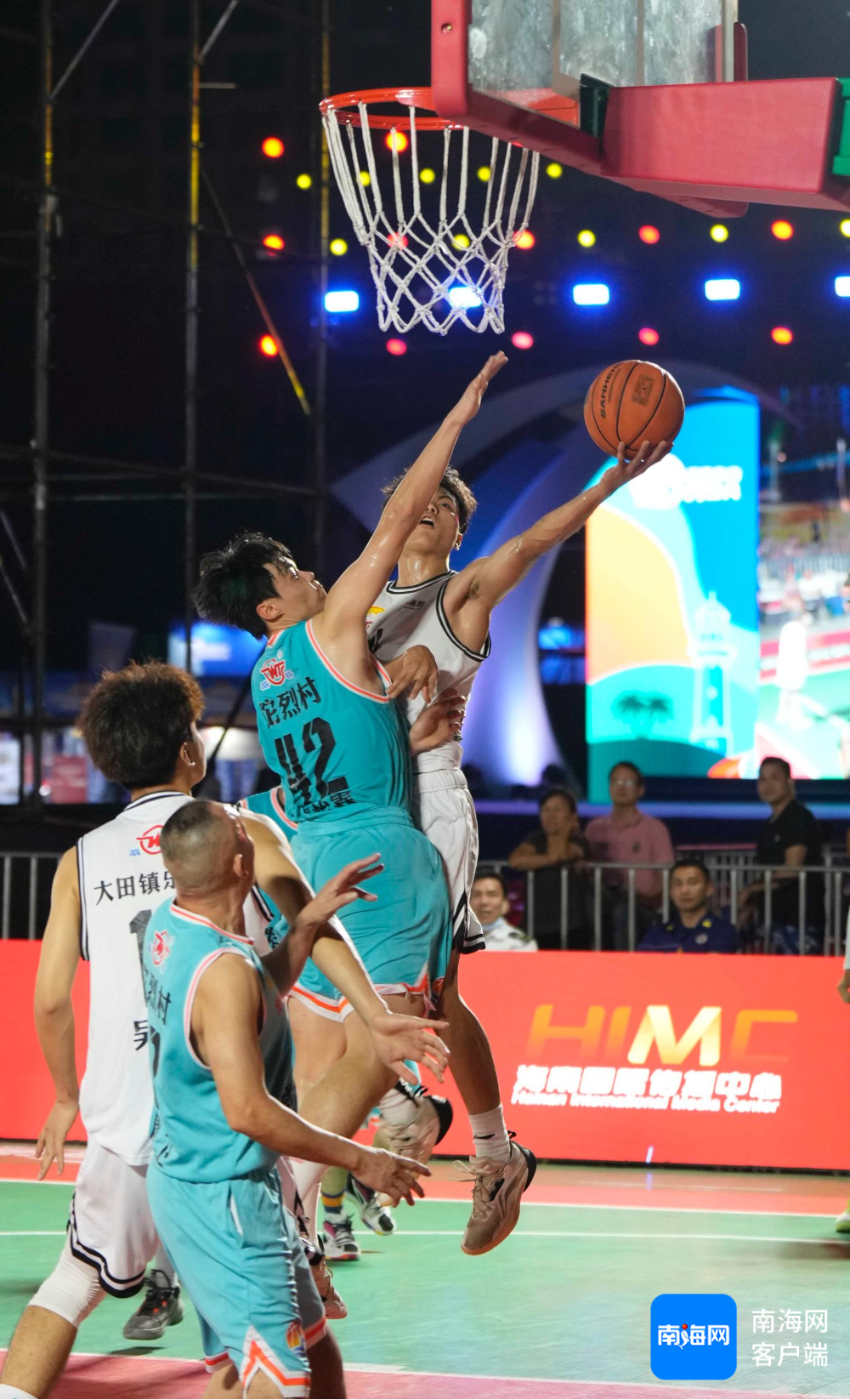 现场报道：比赛事态激烈激动