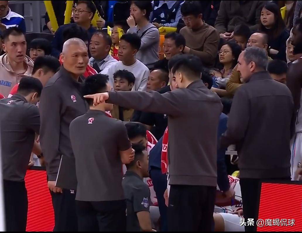 关于山东男篮苦战到底，队员们大显团队合作精神的信息